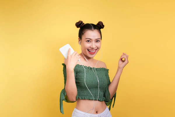 Colorido Estúdio Retrato Feliz Jovem Asiático Mulher Com Fones Ouvido — Fotografia de Stock