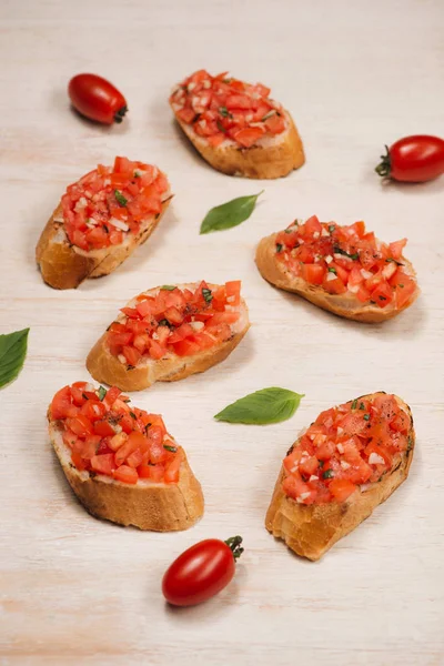 Bruschetta Italiana Com Tomate Torrado Queijo Mussarela Ervas Aromáticas Sobre — Fotografia de Stock