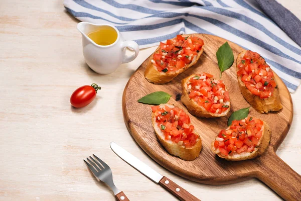 Bruschetta Simple Italiano Apetitoso Con Tomates Mesa Madera —  Fotos de Stock