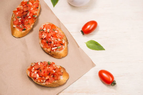 Bruschetta Apetitoso Italiano Simples Com Tomates Mesa Madeira — Fotografia de Stock