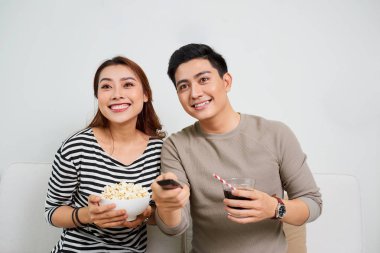 TV izlerken, patlamış mısır yemek heyecanlı genç Asyalı Çift