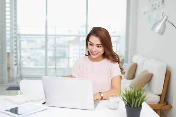 Joven Mujer Vietnamita Bonita Que Trabaja Con Ordenador Portátil Oficina — Foto de Stock