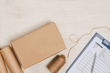 Posta parsel ile natürmort. Ahşap zemin üzerine karton kutu