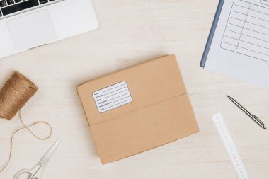 Posta parsel ile natürmort. Ahşap zemin üzerine karton kutu