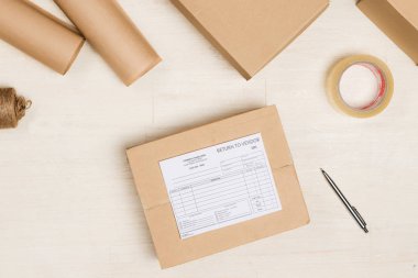 Returnreceipt masasında karton kutu üzerinde