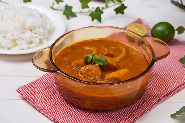 Hausgemachtes Leckeres Hühnercurry Mit Kokosmilch Und Gewürzen — Stockfoto