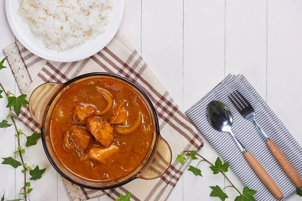 Hühnercurry Mit Gewürzen Auf Holzgrund — Stockfoto