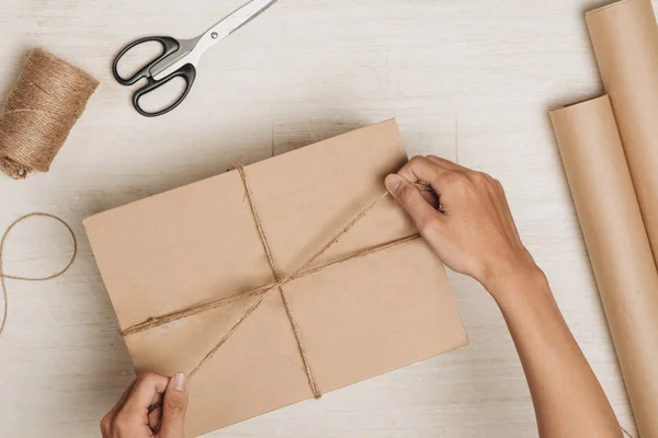 Hombre Envolviendo Regalo Paquete Envuelto Papel Marrón Atado Con Cordel — Foto de Stock