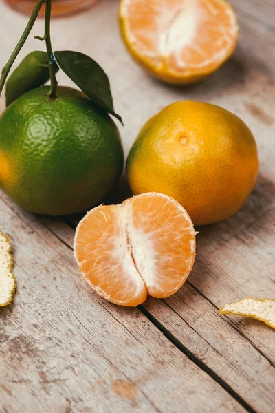 Beyaz arka plan üzerinde izole bir mandalina, yakın çekim.