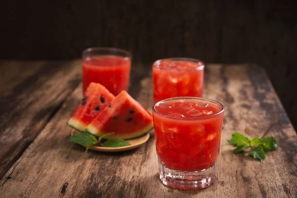 Refrescante Jugo Sandía Verano Vasos Con Rodajas Sandía —  Fotos de Stock