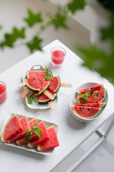 Batido Rojo Fresco Vasos Con Trozos Sandía Rodajas Sobre Mesa — Foto de Stock