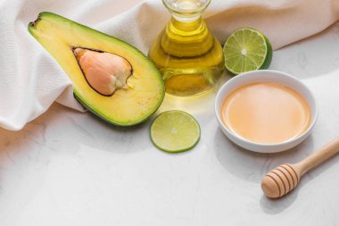 Sağlıklı gıda kavramı. Limon, zeytinyağı ve ballı tablo taze organik avokado