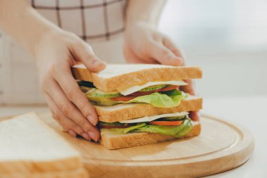 Mutfakta bir kahvaltı hazırlarken kadın önlük