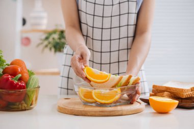 Eller kadının okul öğle yemeği kutusu yapmak