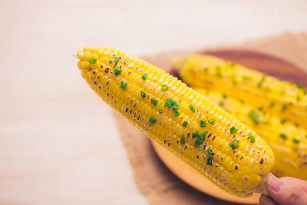 Läcker Smakrik Grillad Majskolv Träbord Med Kopia Utrymme — Stockfoto