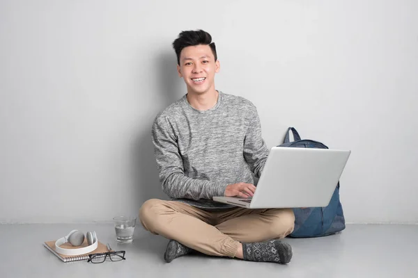 Young Man Sitting Floor Using Laptop — Stock Photo, Image