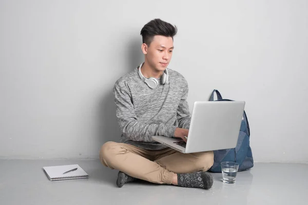 Young Man Sitting Grey Floor Using Laptop — Stock Photo, Image