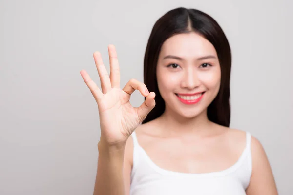 Porträt Einer Schönen Jungen Frau Mit Sauberer Haut Geste Zeichen — Stockfoto