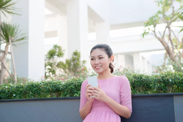Mujer Asiática Vistiendo Vestido Rosa Usando Smartphone —  Fotos de Stock
