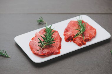 Ham maddeler ile yemek sığır eti. Kopya alanı ile Üstten Görünüm