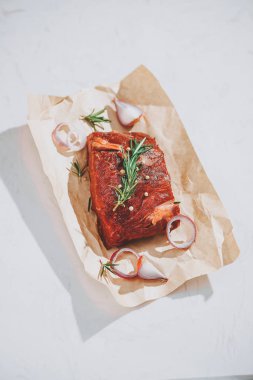 Kağıt beyaz taş zemin, kopya alanı ile üstten görünüm üzerinde pişirme ham taze sığır eti