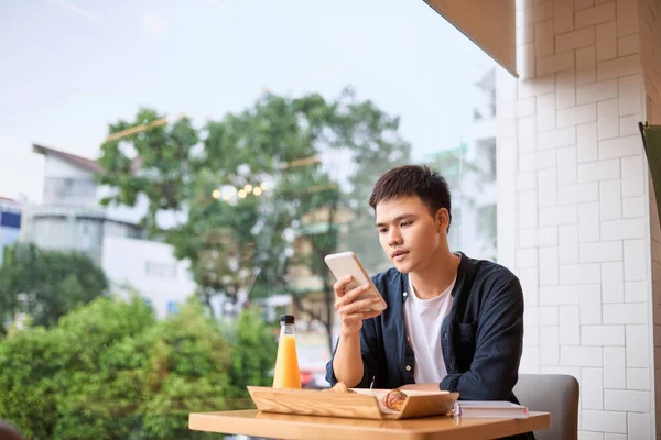 Hombre Usando Teléfono Inteligente Situado Mesa Cafetería Aire Libre — Foto de Stock