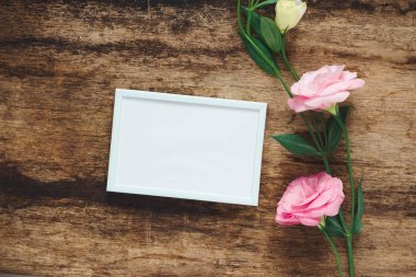 kartpostal ile taze çiçekler ve boş etiket metni.