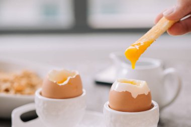 haşlanmış yumurta ve kızarmış tost, yatay, closeup ile lezzetli breakfast