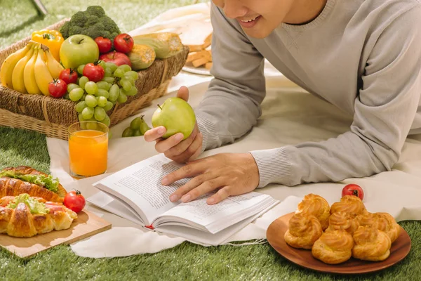 Joven Con Manzanas Tumbado Sobre Hierba Verde Libro Lectura —  Fotos de Stock