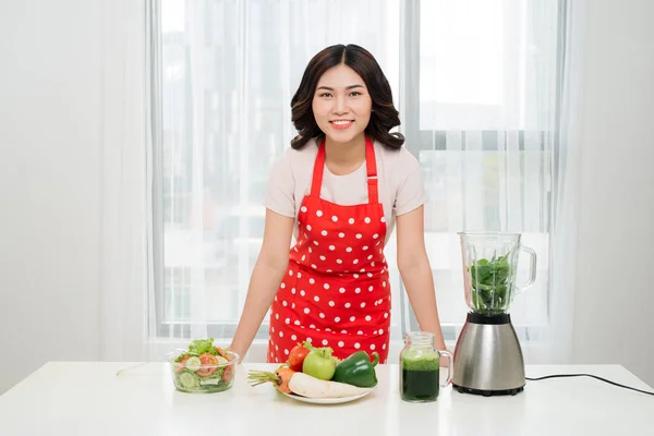 Здоровый Образ Жизни Счастливая Улыбающаяся Женщина Готовит Зеленые Овощи Кухне — стоковое фото