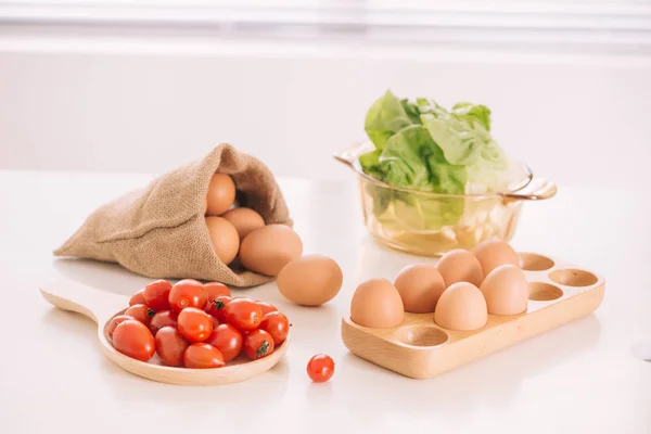 Кухонный Натюрморт Свежие Яйца Помидоры Листья Салата Столе — стоковое фото