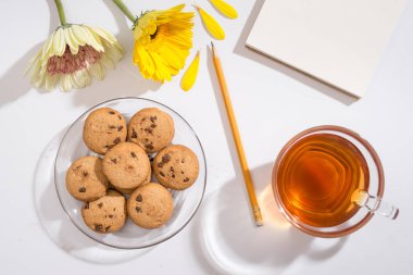 notebook klavye, eskiz defteri, günlük, beyaz zemin üzerine kahve ile çalışma alanı. Düz yatıyordu, en iyi görünümü office tablo Resepsiyon.