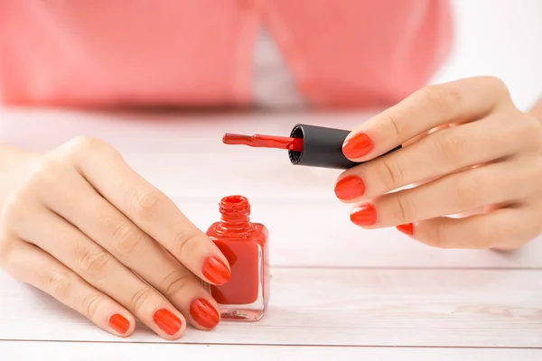 Mains Féminines Avec Manucure Rouge Bouteille Ouverte Vernis Sur Table — Photo