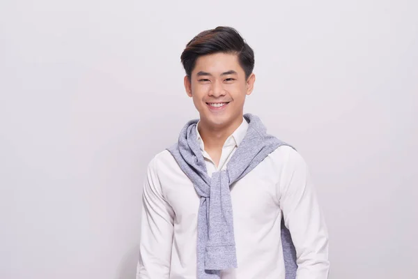 Beyaz Arka Plan Üzerinde Poz Gülümseyen Genç Asyalı Adam Portresi — Stok fotoğraf