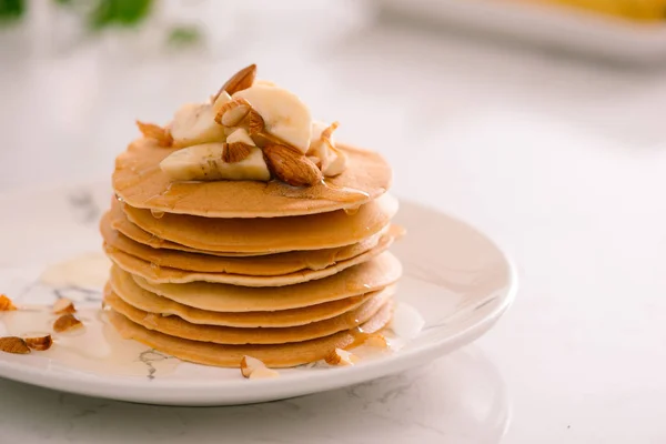 Frühstück Bananen Pfannkuchen Mit Honig Und Nüssen — Stockfoto