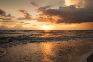 Günbatımı güzel gökyüzü ile sahilde. Sunrise Beach .