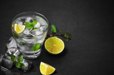 Mojito kireç ve karanlık taş masada nane kokteyli