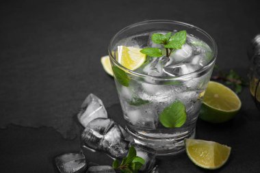 Mojito kireç ve cam gri taş zemin üzerine nane kokteyli