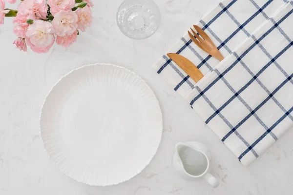フォークとスプーンのテーブルの設定 — ストック写真