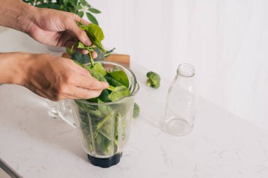 Yeşil smoothie yapmak. Doğal, organik sağlıklı meyve suları şişe için kilo verme diyet