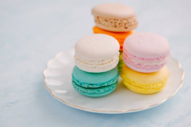 Beyaz masa üzerinde renkli Fransızca macaroons