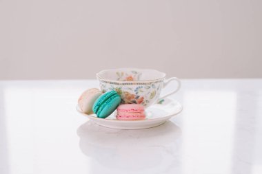 Beyaz masa üzerinde renkli Fransızca macaroons