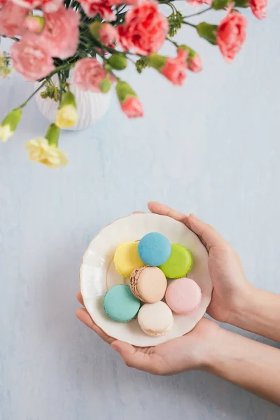 Mãos Femininas Segurando Tigela Com Macaroons Cor — Fotografia de Stock