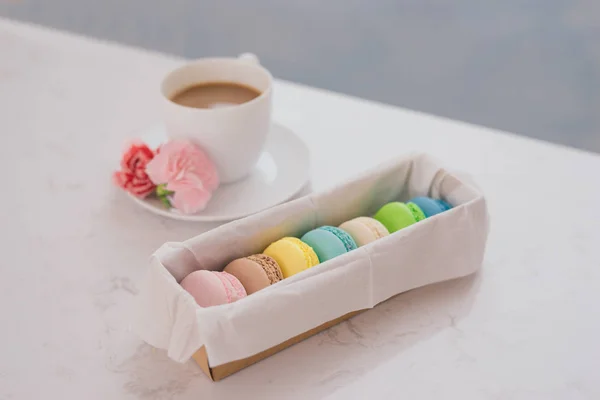 Macaroons Cor Francesa Caixa Presente Xícara Café Com Flores Mesa — Fotografia de Stock