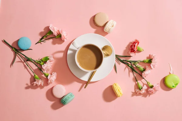 Taza Café Con Flores Macarrones Colores Sobre Fondo Rosa —  Fotos de Stock