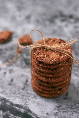 Fırından yeni çıkmış taş masada çikolatalı kurabiye