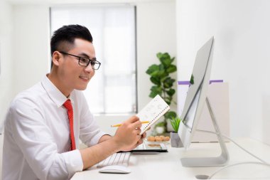 bilgisayar Office ile çalışan başarılı bir iş adamı