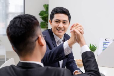 İş arkadaşı için kriz üstesinden fikrini açıklayan satıcısı