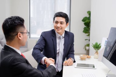 İş arkadaşı için kriz üstesinden fikrini açıklayan satıcısı