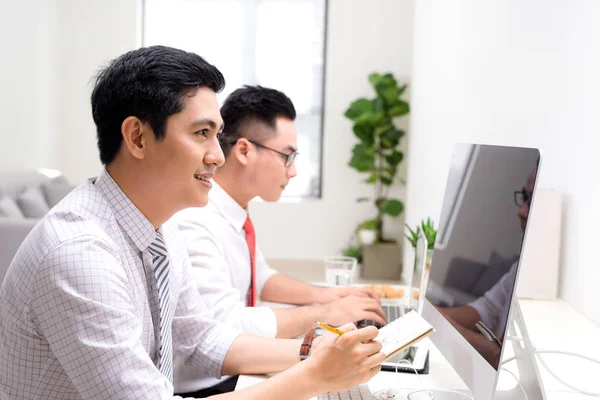 Bild Von Zwei Jungen Geschäftsleuten Die Bei Einem Treffen Büro — Stockfoto